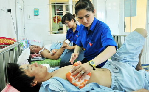 Sinh viên tình nguyện đang chăm sóc bệnh nhân Trung Quốc